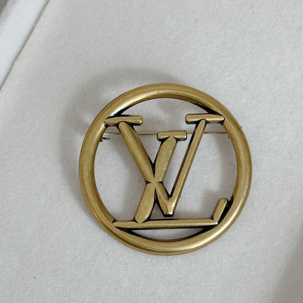 루이비통 라운드 팬던트 브로치