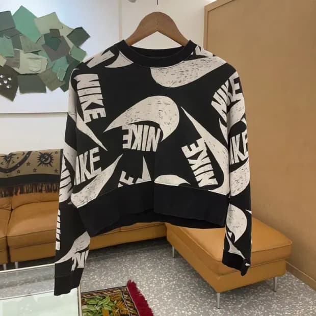 나이키 멀티로고 크롭 오버핏 기모 스웻셔츠 맨투맨 100 C06240