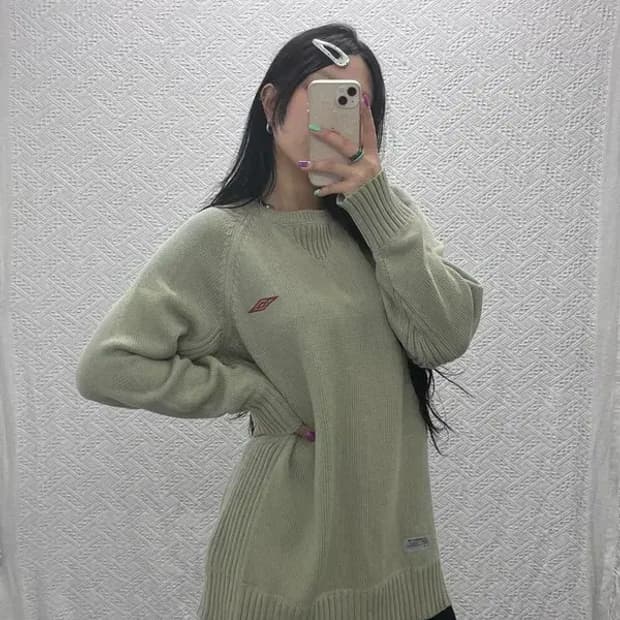 엄브로 레트로 자수로고 올리브카키 니트 100 C07131