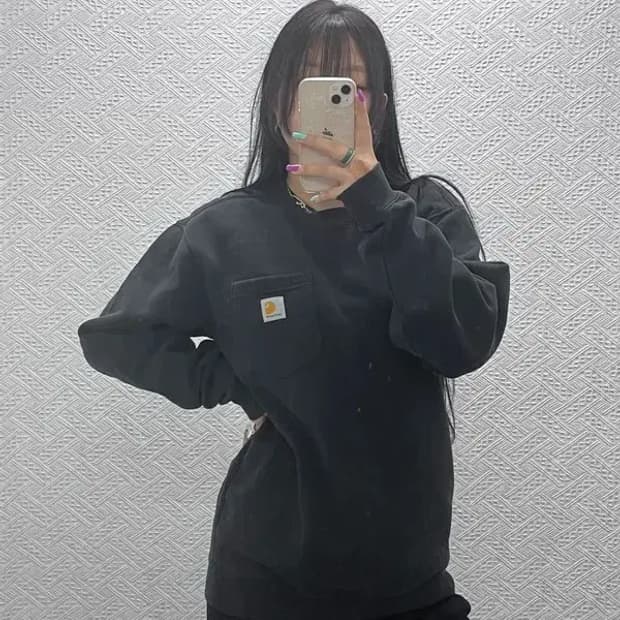 칼하트 베이직 모던 오버핏 포켓로고 디테일 맨투맨 M C07371