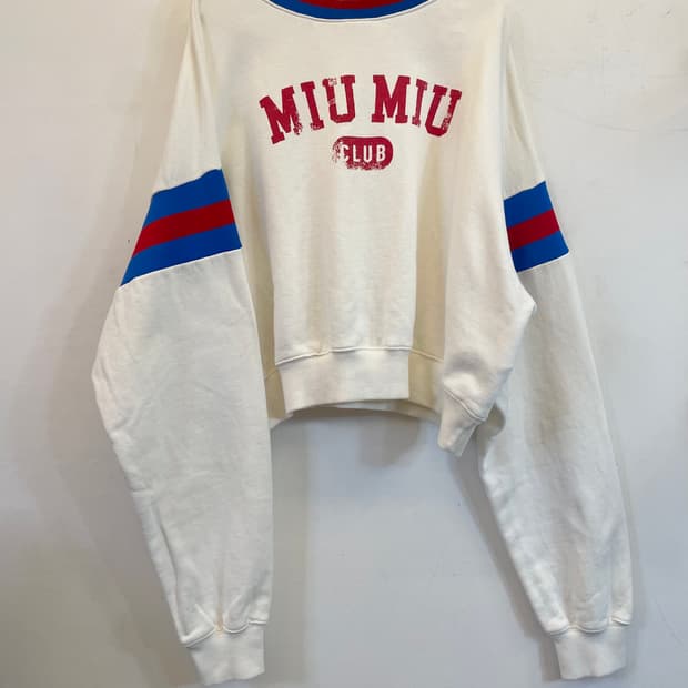 미우미우 크롭 맨투맨:)스웻셔츠 (안유진착용)