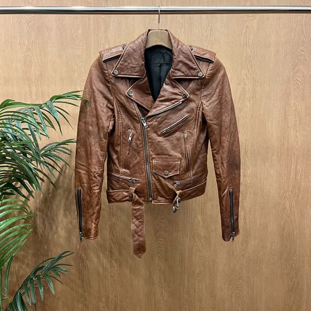 시스템 레더자켓 견장 허리 스트랩 지퍼 커프스 디테일 슬림핏 브라운