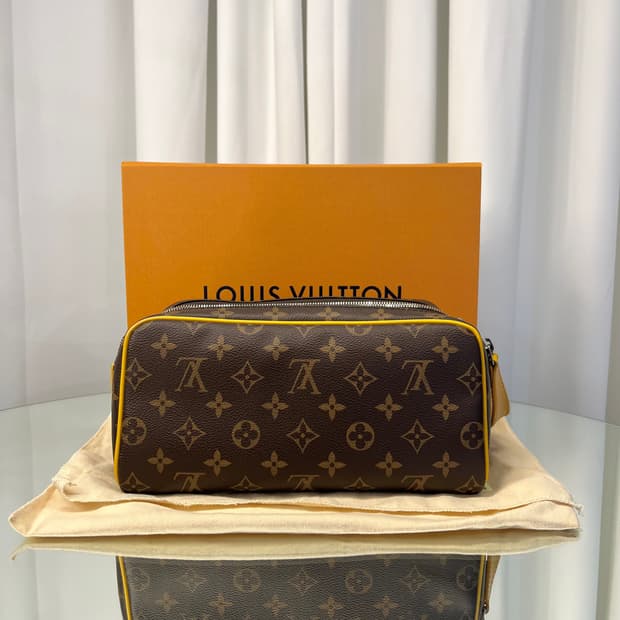 루이비통 모노그램 돕키트 파우치 엘로우