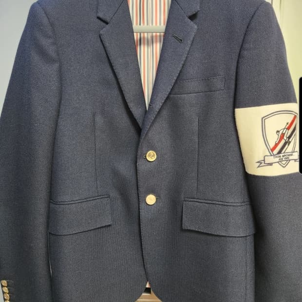 톰브라운 네이비 블레이저 한정판 자켓 새상품급 판매합니다