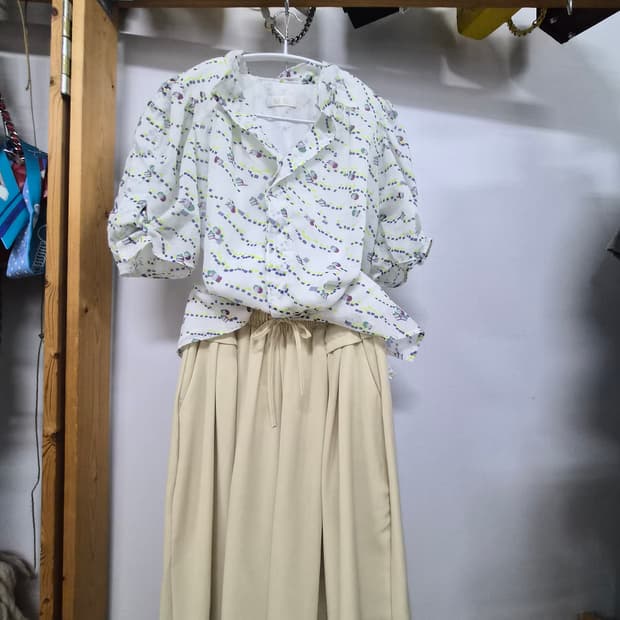 SJSJ 셔링벌룬 블라우스. 난닝구 옐로베이지 와이드팬츠