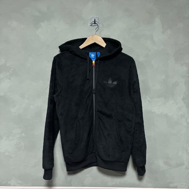 아디다스 파이어버드 백로고 쉐르파 후리스 검정