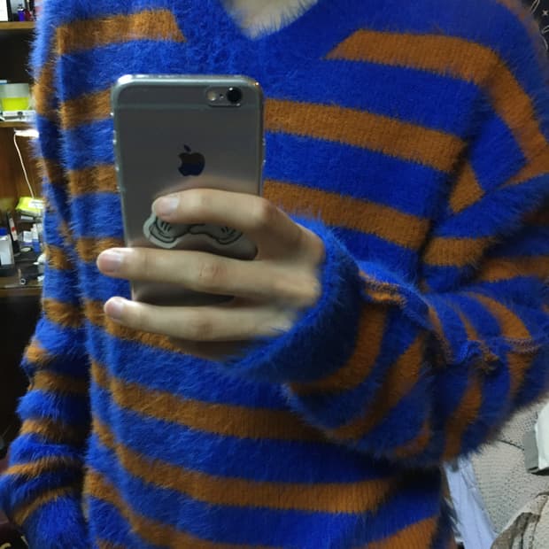 앤더슨벨 헤어리 브이넥 니트