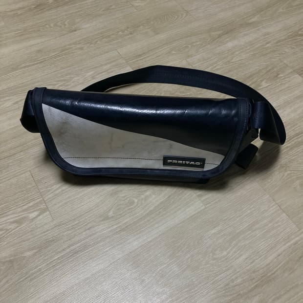 프라이탁 하파오 흰검