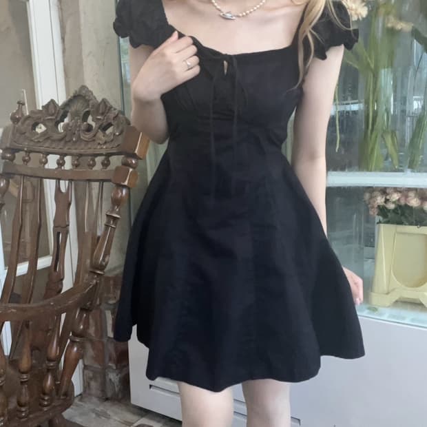 러블리 퍼프 프릴 리본 오픈숄더 원피스 블랙