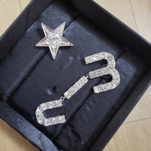 새상품 미우미우 별 레터링 귀걸이 세트