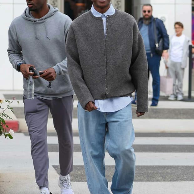 로에베 오픈 백 스터드 스웨터 가디건