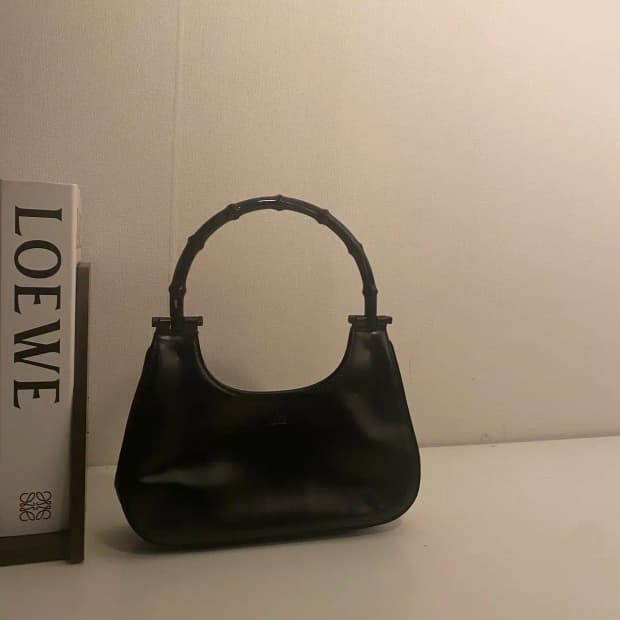 GUCCI / 빈티지 구찌 블랙 페이던트 뱀부 하프문 스몰 탑 핸들백