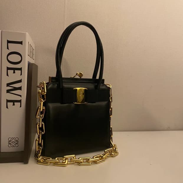 FERRAGAMO / 빈티지 페레가모 블랙 레더 바라보우 미니 핸드백