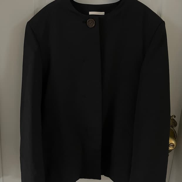아모멘토 라운드 넥 패디드 자켓 ROUND NECK PADDED JACK