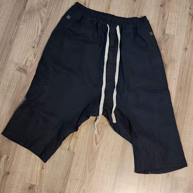 이작살렘 배기 팬츠