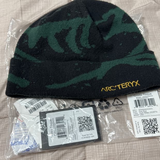 아크테릭스 그로토 다크매직 비니