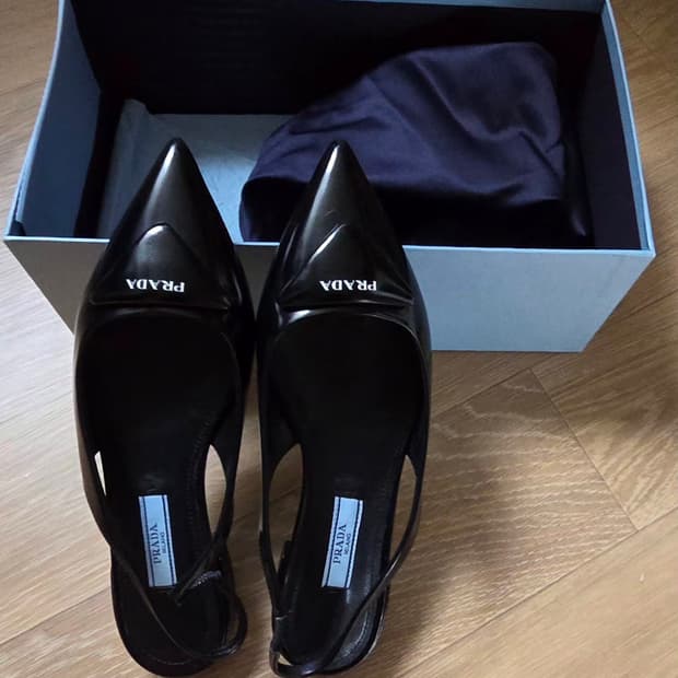 프라다(PRADA)의 브러시드 가죽 슬링백 펌프스