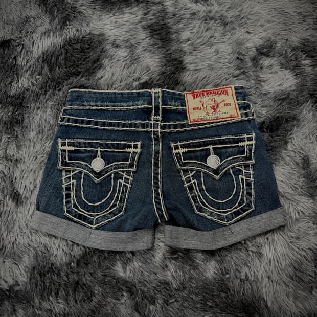 True Religion 화이트 스티치 데님 숏팬츠