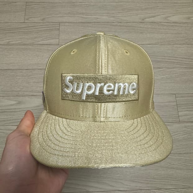 슈프림 뉴에라 골드컬러 7 3/8사이즈 