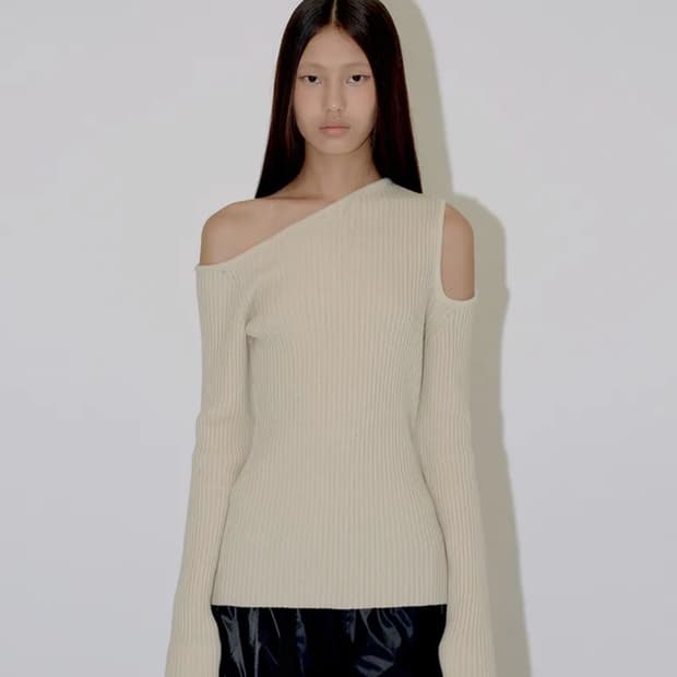 다이애그널 오프숄더 니트 