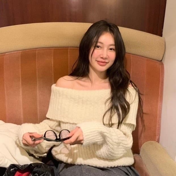 릴리코츠 로아 오픈숄더 니트