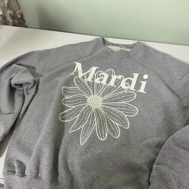우먼OS 메르디마크르디 그레이 플라워로고 오버핏 스웻셔츠 맨투맨 