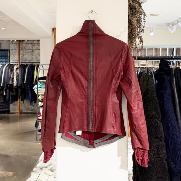 아이작 세럼 레드 하이넥 백지퍼 카우하이드 자켓