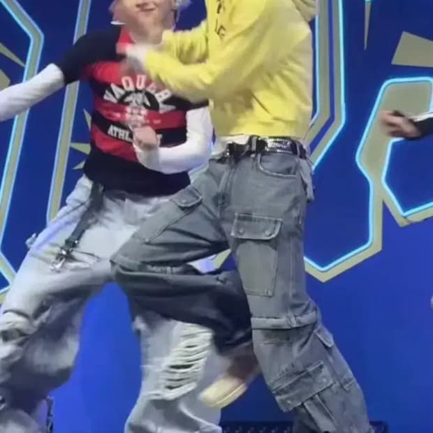 발렌시아가 25SS 플레어드 카고 데님팬츠