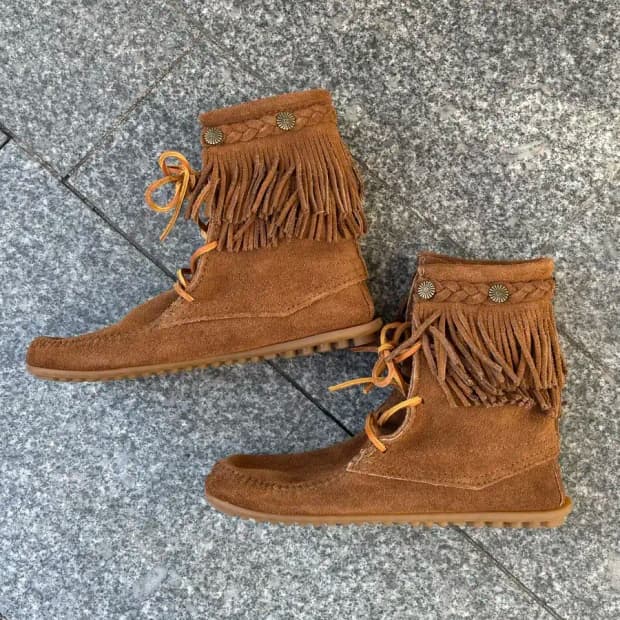 미네통카 스웨이드 프린지 부츠 카멜