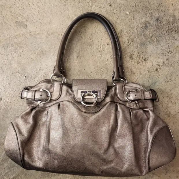 페라가모 메탈릭 간치니 숄더백