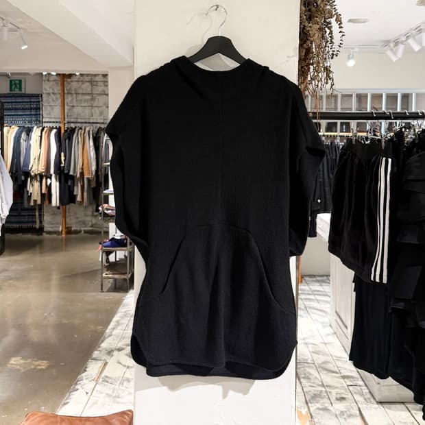 마메 쿠로구치 23fw 블랙 슬리브리스 후디드 판초 탑