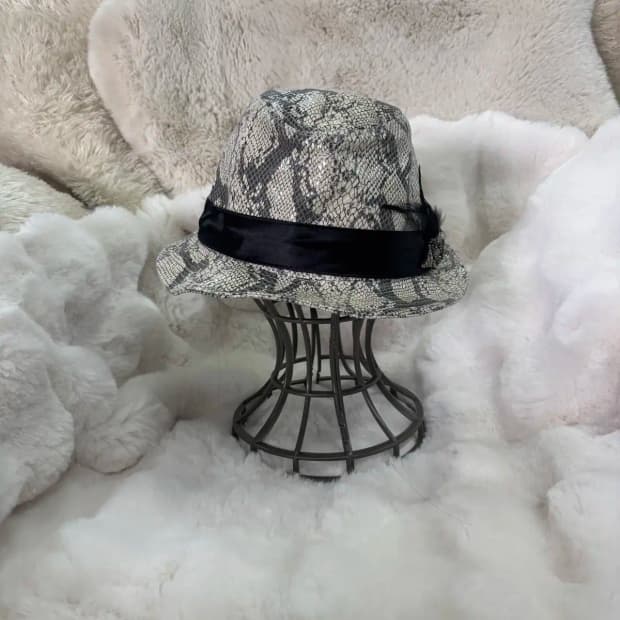 스네이크 패턴의 페도라 모자