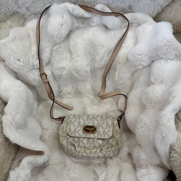 마이클 코어스 시그니처 플랩 크로스 백