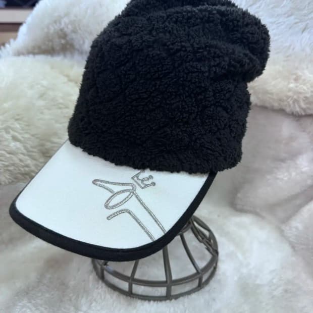 루이까스텔 블랙 털모자 화이트 자수캠