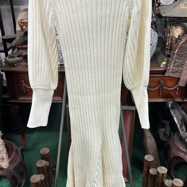 아이보리 터틀넥 퍼프 소매 골지 니트 롱 원피스