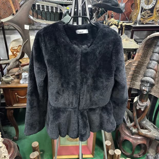 더 카멜 블랙 인조 모피(faux fur) 밑단 셔링 재킷