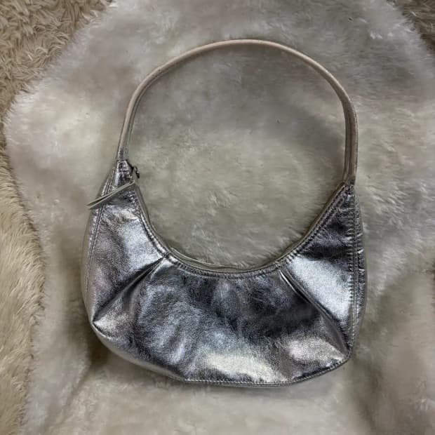 자라(Zara) 오벌 실버 숄더백