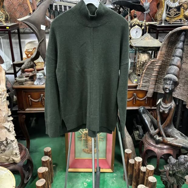 띠어리(Theory) 올리브 그린 니트 반폴라 스웨터