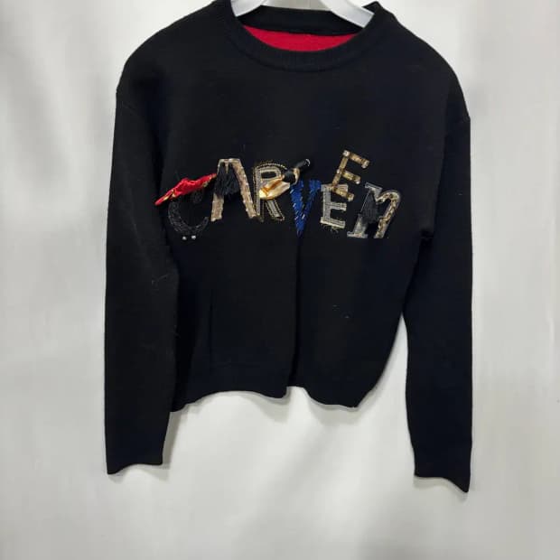 까르벵(Carven) 자수 로고 니트 스웨터