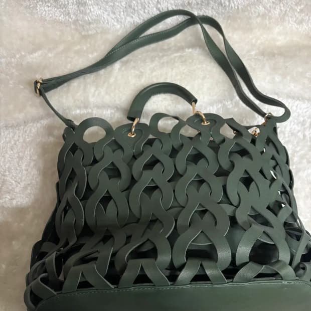 컷아웃 패턴 다크 그린 버킷백 숄더 앤 토트백