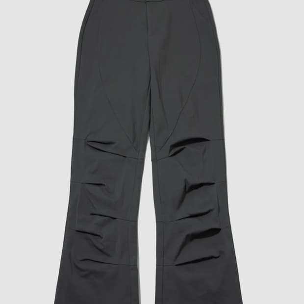 플레이스스튜디오 로우라이즈 파라슈트 절개 라인 디테일 부츠컷 핀턱 팬츠