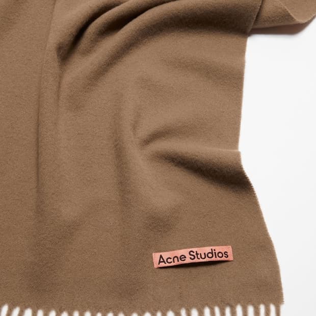 아크네스튜디오 머플러 (캐러멜브라운)