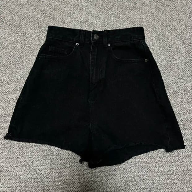 24 무신사스탠다드 흑청 데님 숏팬츠 여성