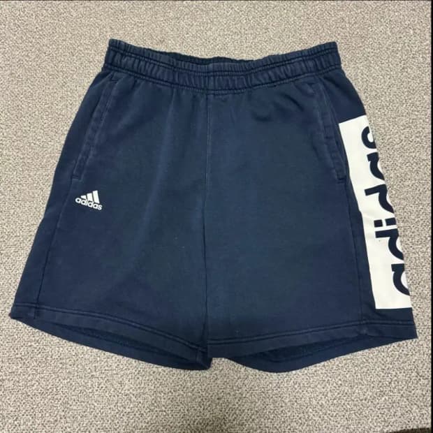 105 아디다스 에센셜 반바지