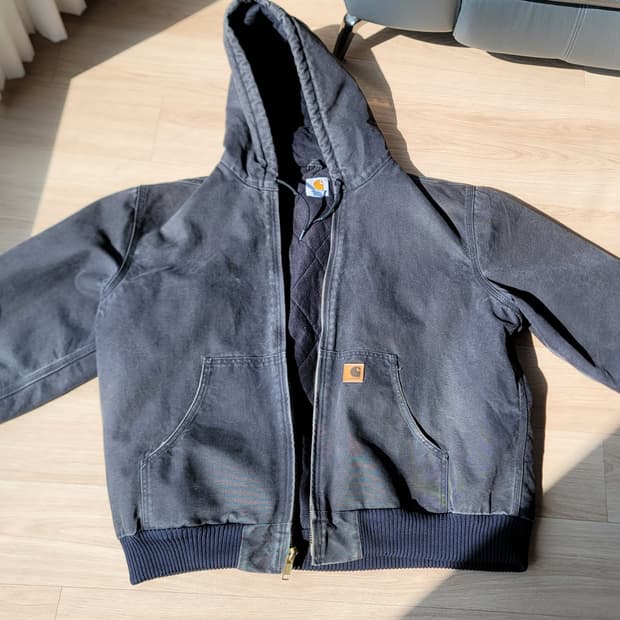 오리지널 칼하트 샌드스톤 j130 XL 사이즈 판매합니다.