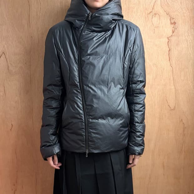 어태치먼트 사선집업 다운 패딩 자켓