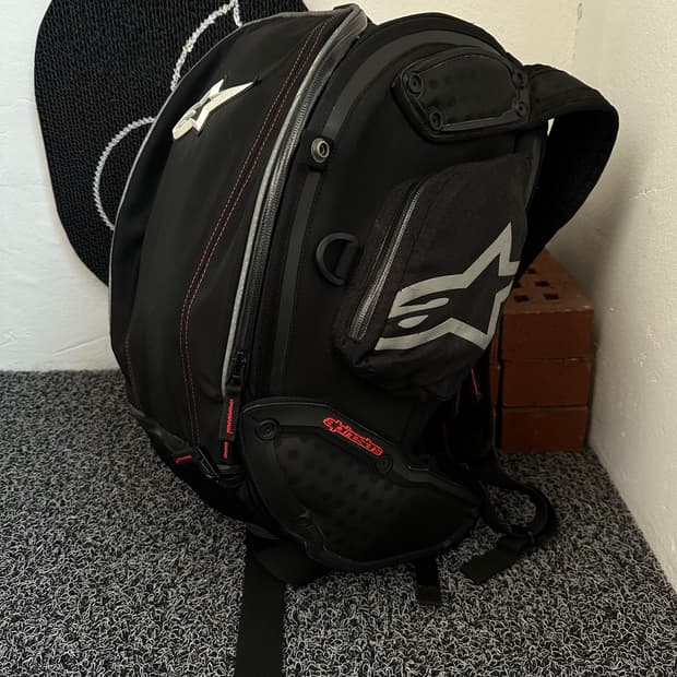 알파인스타 헬멧 백팩 블랙