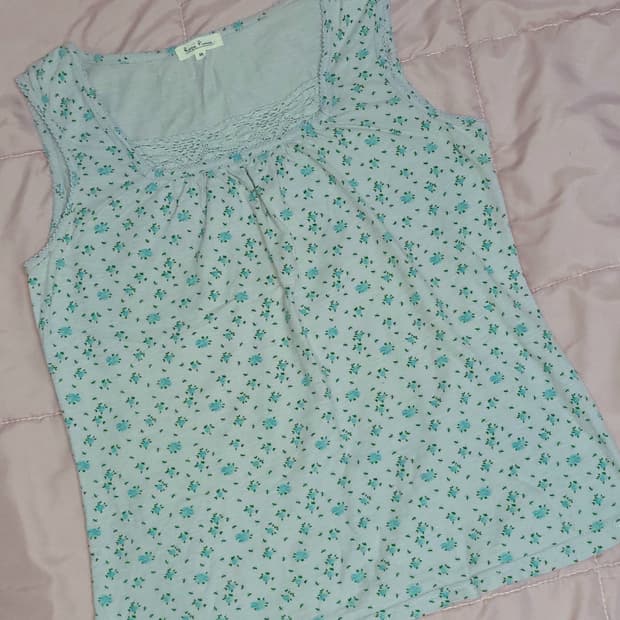 민트 잔꽃 레이스 슬리브리스 나시