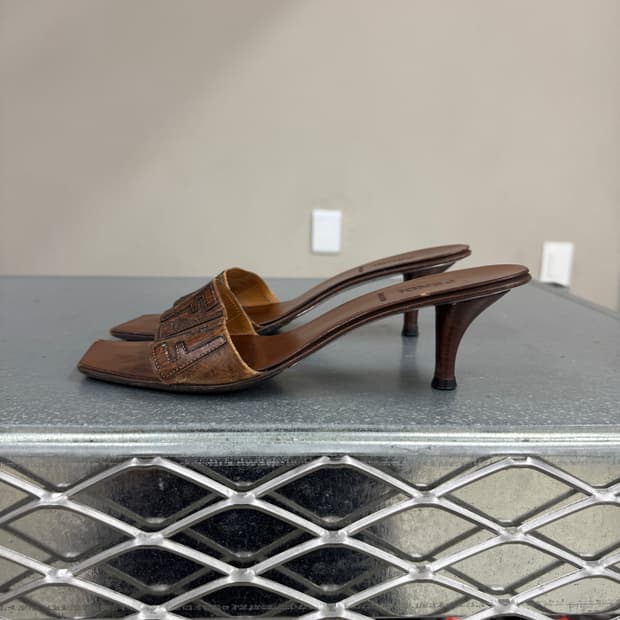 펜디 브라운 가죽 뮬 힐 36.5