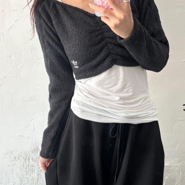 Adidas 아디다스 블랙 컬러 플러피 오프숄더 크롭탑